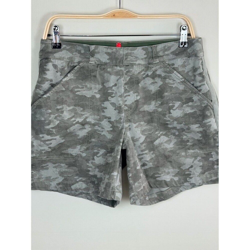 Spanx Size Large Camo Smoothing Stretch High Rise Shorts 6” Inseam